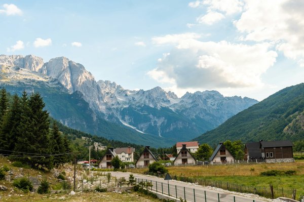 Quelles croisières permettent de découvrir les traditions musicales des Balkans?