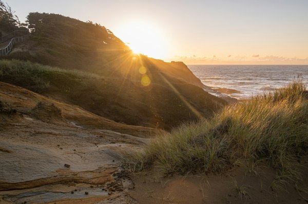 Comment organiser un camping pour une expédition de randonnée en région de dunes de sable en été ?